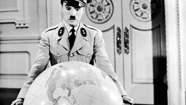 Charly Chaplin als Adenoid Hynkel in "Der große Diktator"