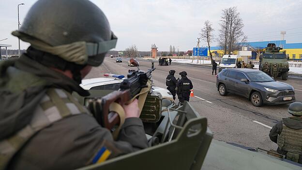Soldat der ukrainischen Nationalgarde hält seine Waffe bereit