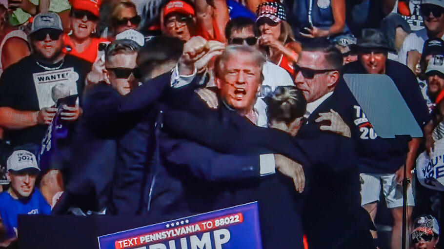Donald Trump wird nach Attentat in Sicherheit gebracht