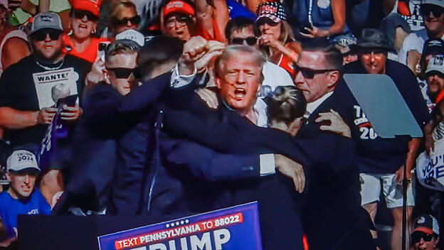 Donald Trump wird nach Attentat in Sicherheit gebracht