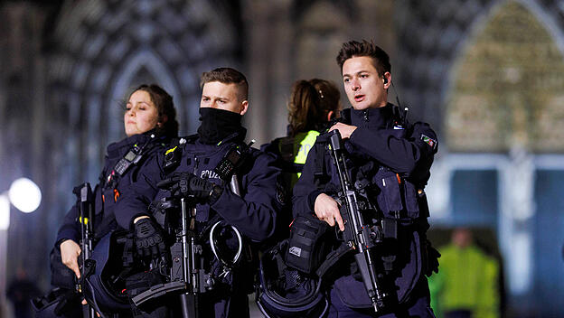 Rund um den Kölner Dom sind 1.000 Polizisten auch mit Maschinenpistolen im Einsatz