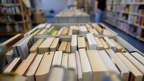 Büchertisch