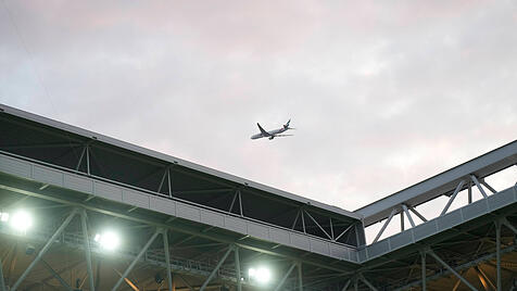 Rezension zu Reinhard Merkels „Philosophische Sphären des Rechts"