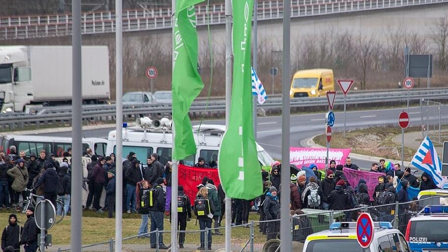 Symposium „Demo für alle“: Massive Polizeipräsenz, zahlreiche Gegendemonstranten