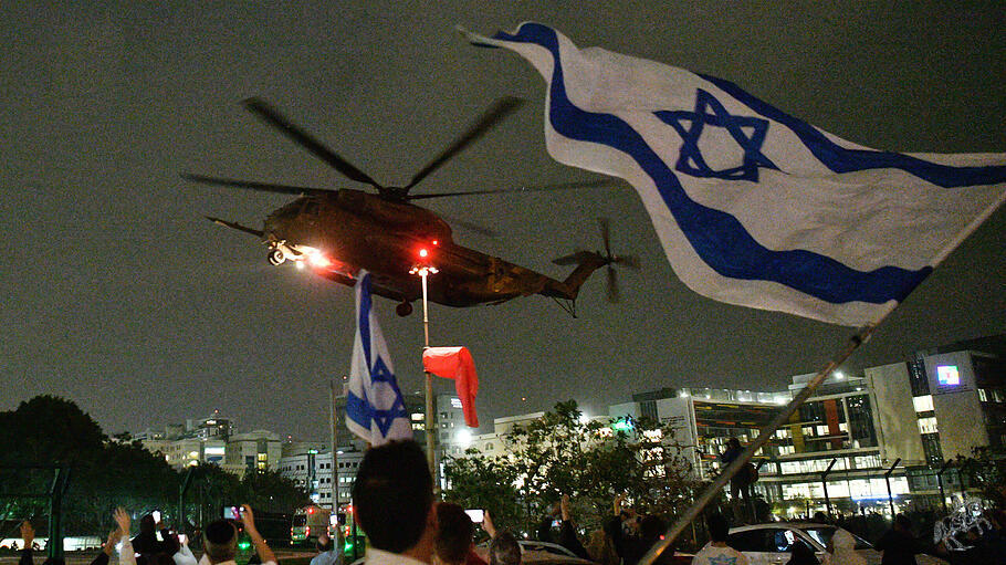 Helikopter mit freigelassenen Geiseln