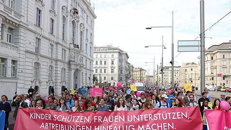 Gut sichtbar tragen die Teilnehmer des Marsches für das Leben ihre Botschaft durch die Straßen Wiens.