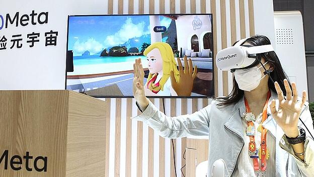 (221107) -- SHANGHAI, Nov. 7, 2022 -- A visitor tries a VR device to experience the metaverse in the Intelligent Industr
