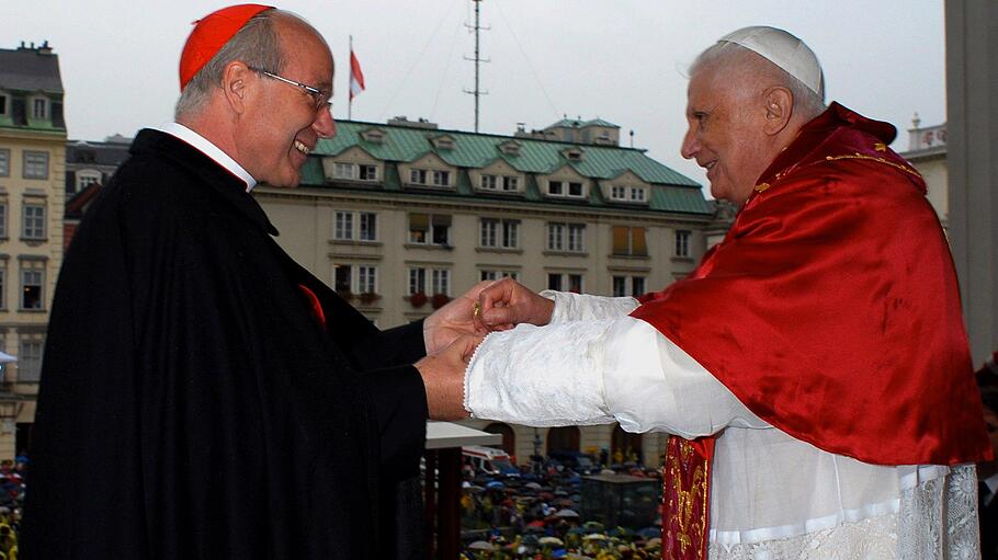 Papst Benedikt XVI. begrüßt Kardinal Christoph Schönborn