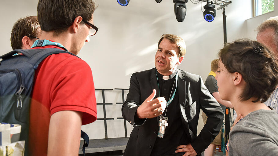 Stefan Oster im Gespräch mit jungen Menschen