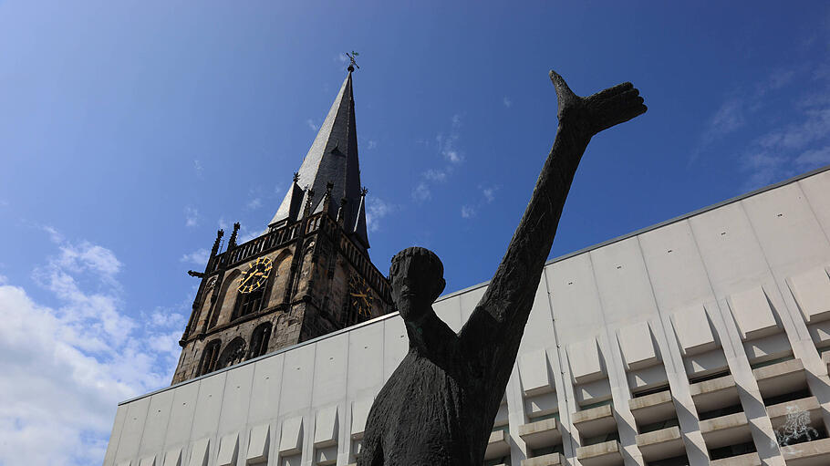 „Der Mahner“ vor St. Mariä Himmelfahrt in St. Horten