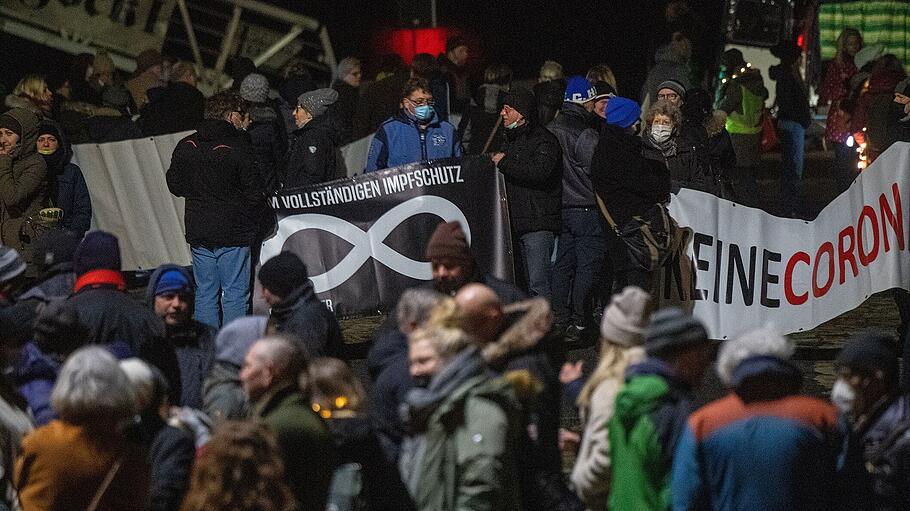 Coronavirus - Proteste gegen Coronamaßnahmen in Stralsund
