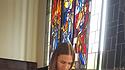 Maria liest in der Kapelle der Home Base in Passau in der Bibel