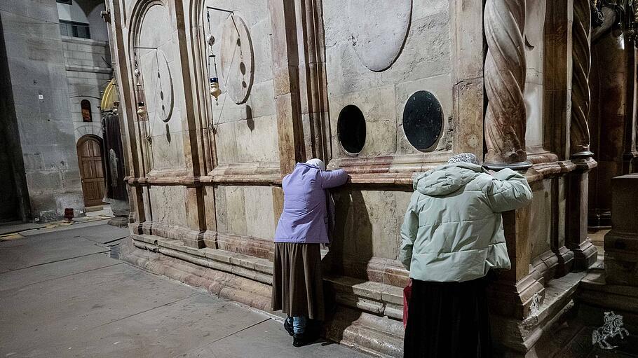 Christen beten an der Grabeskirche in der Altstadt von Jerusalem