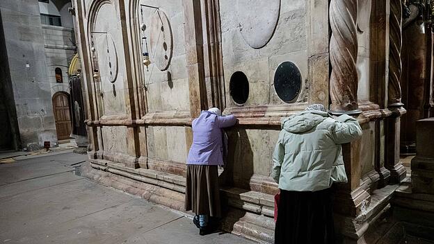 Christen beten an der Grabeskirche in der Altstadt von Jerusalem