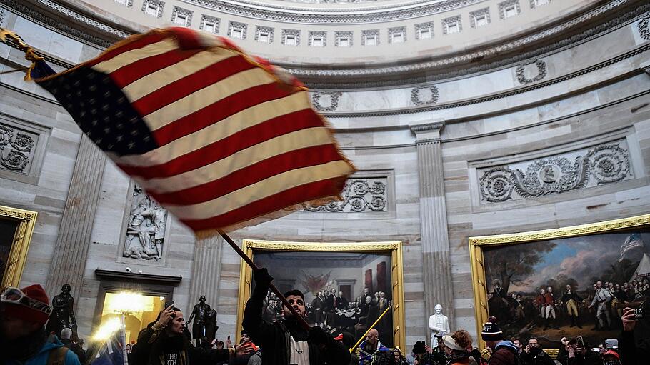Ein Demonstrant schwenkt die US-Flagge im Inneren des US-Kapitols