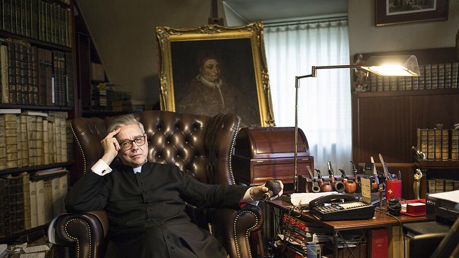 Prälat Imkamp in seinem Arbeitszimmer