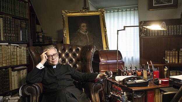 Prälat Imkamp in seinem Arbeitszimmer