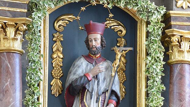 Der Johann-Nepomuk-Altar in der Pfarrkirche St. Martin Kasing.