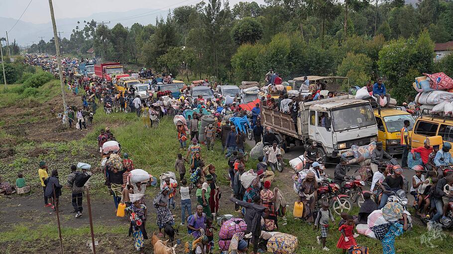Menschen fliehen vor dem anhaltenden Konflikt zwischen Regierungstruppen und M-23-Rebellen im Kongo