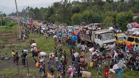 Menschen fliehen vor dem anhaltenden Konflikt zwischen Regierungstruppen und M-23-Rebellen im Kongo