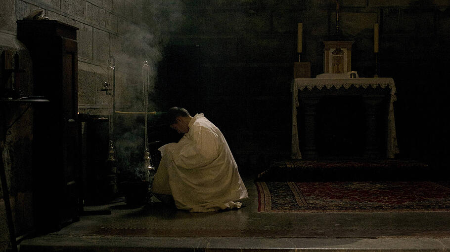 Kardinal Sarah fordert die Rückkehr zum üblichen liturgischen Leben.