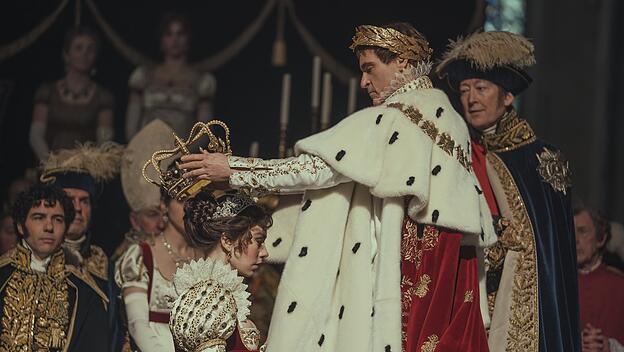Die Kaiserkrönung Napoleons wird in Ridley Scotts Film „Napoleon“ prunkvoll dargestellt.