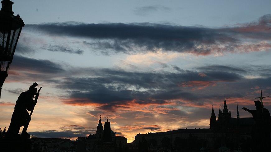 Prager Karlsbrücke bei Sonnenuntergang