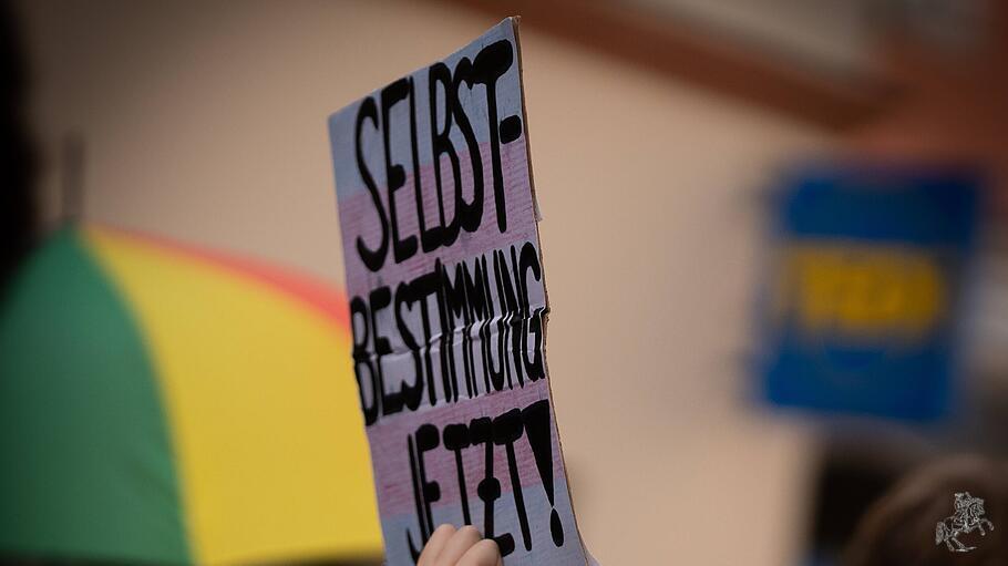 Demonstrationsschild "Selbstbestimmung jetzt"