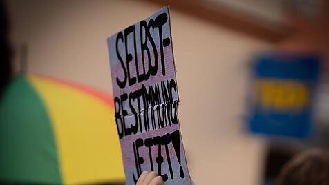 Demonstrationsschild "Selbstbestimmung jetzt"