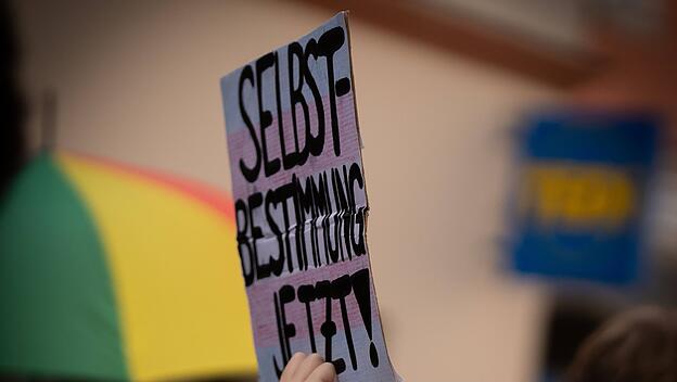 Demonstrationsschild "Selbstbestimmung jetzt"