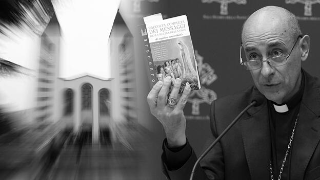Kardinal Fernandez hält eine Sammlung der mutmaßlichen Botschaften der Gottesmutter von  in Medjugorje der Hand.