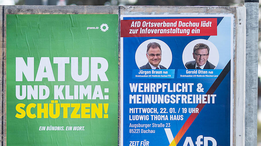 Wahlplakate von Grünen und AfD zur Bundestagswahl in München