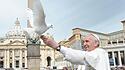 Papst Franziskus mit weißen Tauben, das Symbol des Friedens