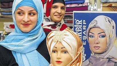 Türkische Frauen in einem Berliner Bekleidungsgeschäft.