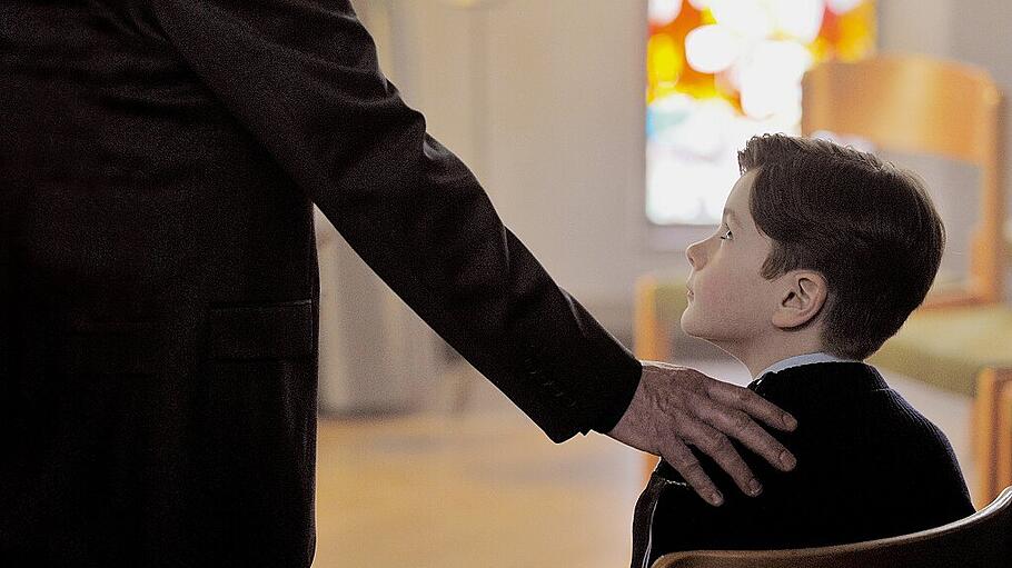 "Gelobt sei Gott" - Filmszene Prister Bernard Preynat  mit Jungen