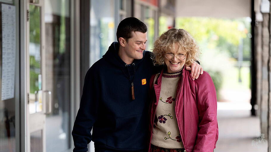 Robert Aramayo und Maxine Peake im Film “Verflucht normal”, der das Tourette-Syndrom thematisiert.