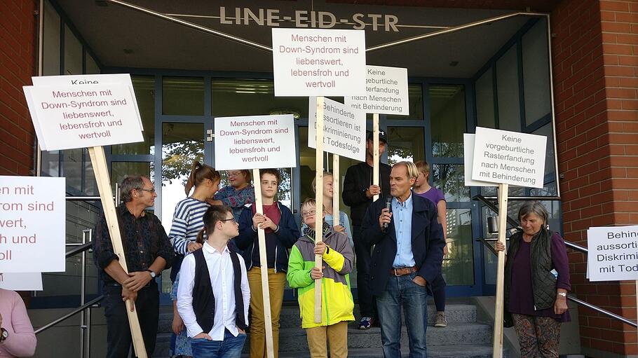 Demo vor dem Sitz von Lifecodexx