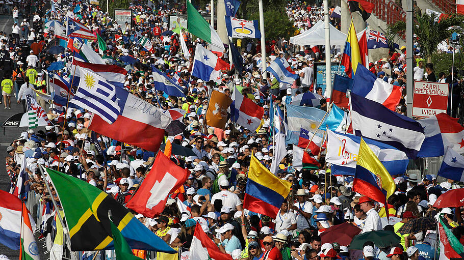 Fahnenschwenkende Pilger beim Weltjugendtag in Panama.