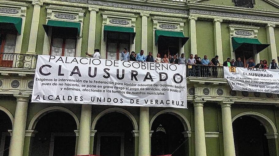Mayors close down Palace of Government in Xalapa