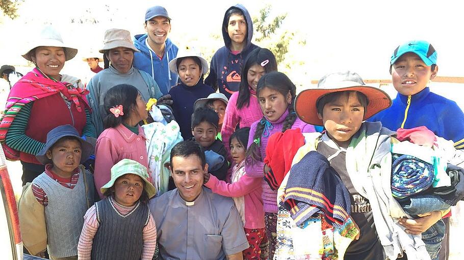 Mario Arroyo Martínez mit Indigenen