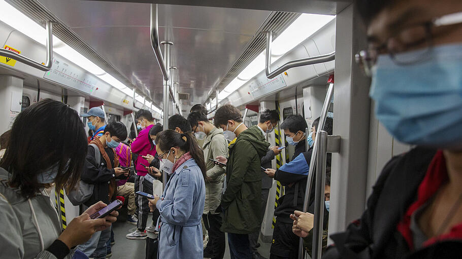 Coronavirus - China: Pendler in einer U-Bahn tragen Mundschutz