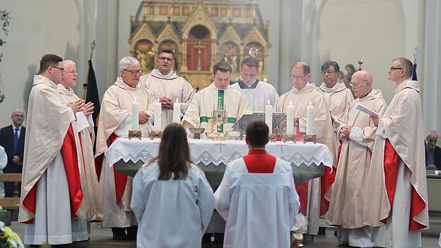 Neupriester Marwin Schwedler (Mitte) zelebriert die Messe bei seiner Primiz in Neheim.
