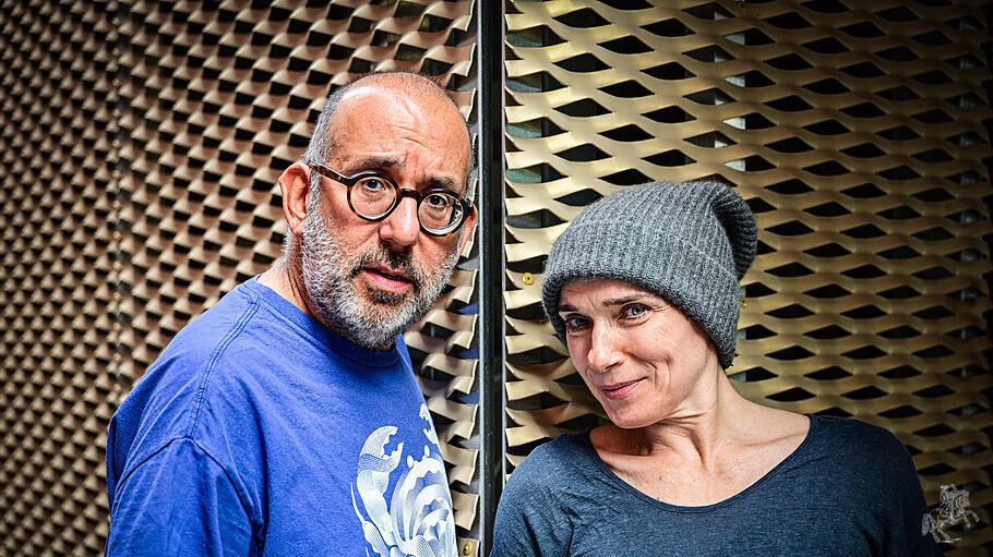 Regisseur Barrie Kosky (l.) hat seinen Franz Kafka im Berliner Ensemble mit der Schauspielerin  Kathrin Wehlisch besetzt.