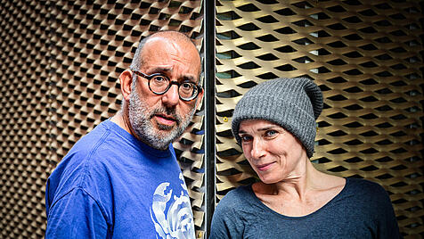 Regisseur Barrie Kosky (l.) hat seinen Franz Kafka im Berliner Ensemble mit der Schauspielerin  Kathrin Wehlisch besetzt.