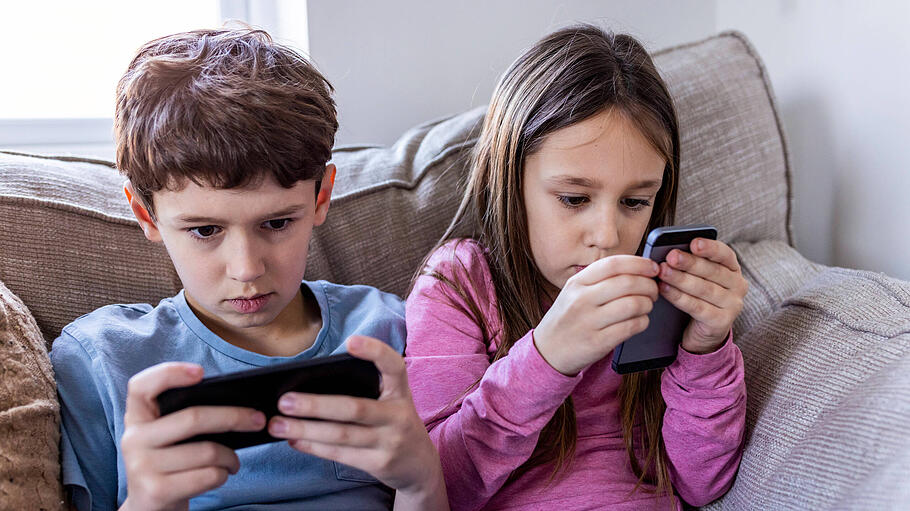 Junge Kinder nutzen zunehmend Smartphones und Tablets.