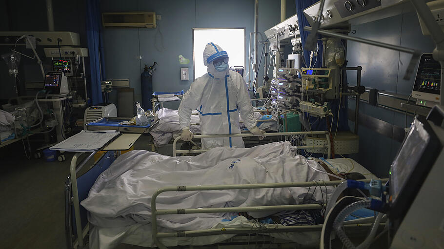 China, Wuhan: Ein Arzt überprüft die Kodierungen eines Patiente