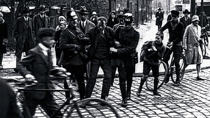 Im Berlin Anfang der dreißiger Jahre gehörten Verhaftungen auf offener Straße zum Alltag