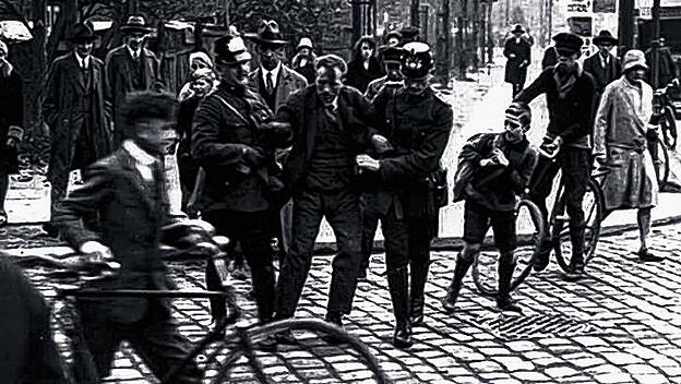 Im Berlin Anfang der dreißiger Jahre gehörten Verhaftungen auf offener Straße zum Alltag