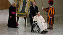 Papst im Rollstuhl