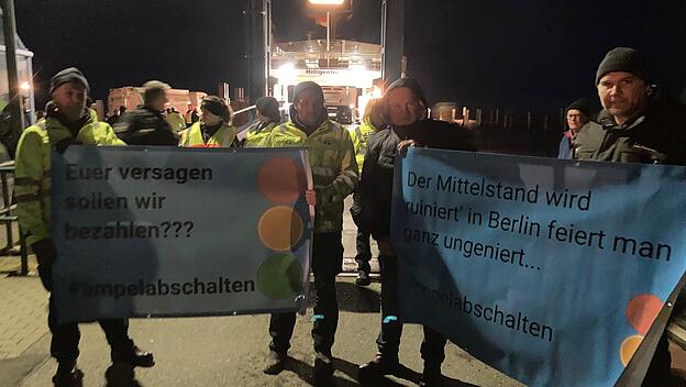 Kein trockener Boden für Habeck: Aber von Gewalt wollte die Polizei am Fährenanleger nicht sprechen.